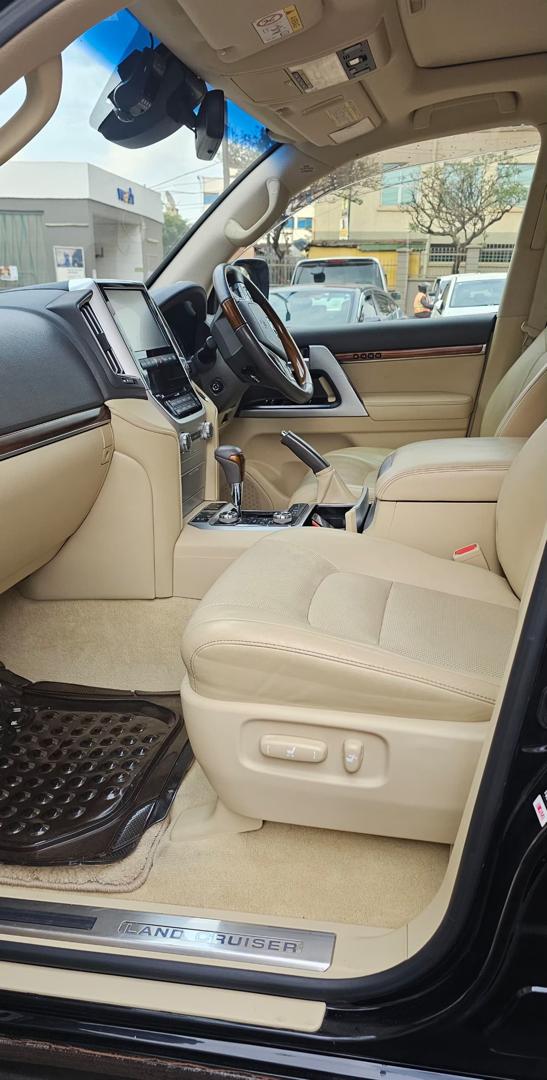 V8 INTERIOR 1